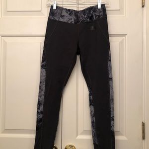 The North Face gray and black camo pant leggings